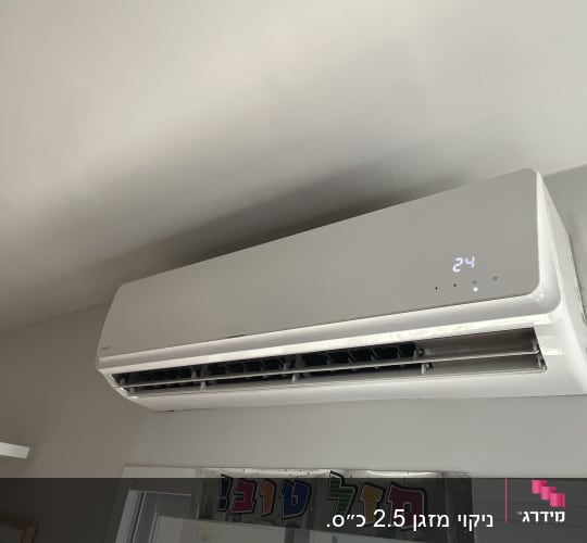 מזגן מותקן על קיר עם תצוגת טמפרטורה 24 מעלות